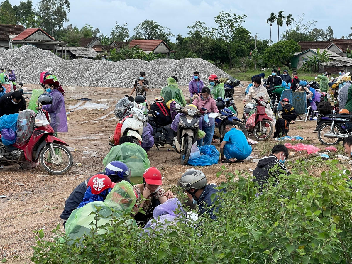 Sau khi di chuyển liên tục trong một quãng đường dài, tranh thủ lúc trời tạnh ráo, nhiều người dân đã dừng chân nghỉ ngơi tại Trạm dừng chân dành cho người dân hồi hương thuộc địa phận thị xã Hương Trà, tỉnh Thừa Thiên-Huế.