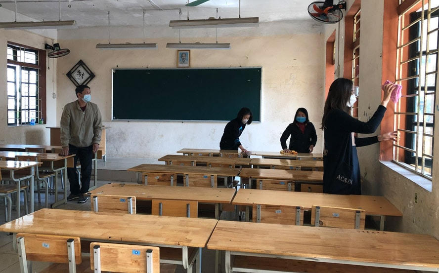 Giáo viên Trường THPT Xuân Mai (huyện Chương Mỹ) dọn vệ sinh để đón học sinh trở lại trường.