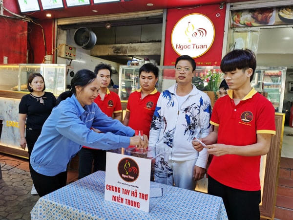 Người lao động tại chuỗi 10 quán ăn tham gia ủng hộ đồng bào miền Trung.
