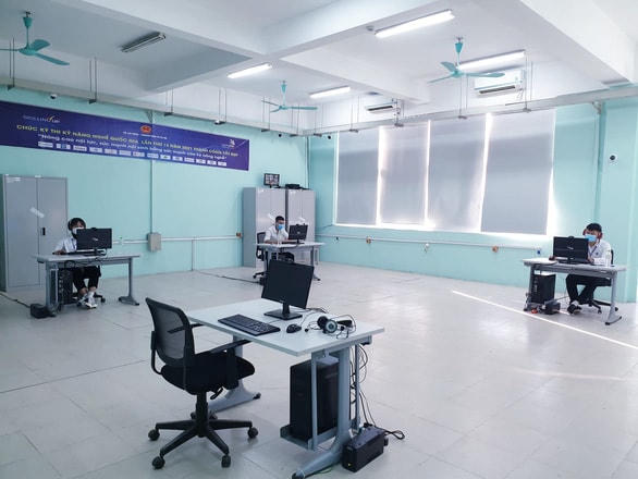 Các thí sinh Trường CĐ cơ khí nông nghiệp (CAM) tham gia kỳ thi sáng 2/12 - Ảnh: Tổng cục GDNN.
