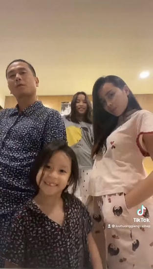Trong khi đó, gia đình Lưu Hương Giang – Hồ Hoài Anh có màn Tik Tok siêu hài trước khi đi ngủ.