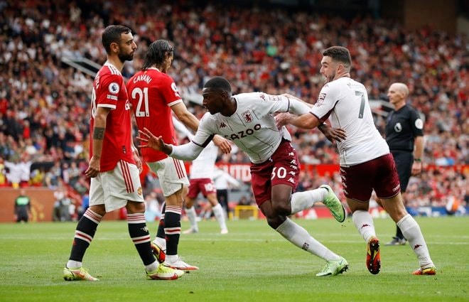 Kortney Hause đánh đầu mở tỉ số cho Aston Villa ở phút 88 .