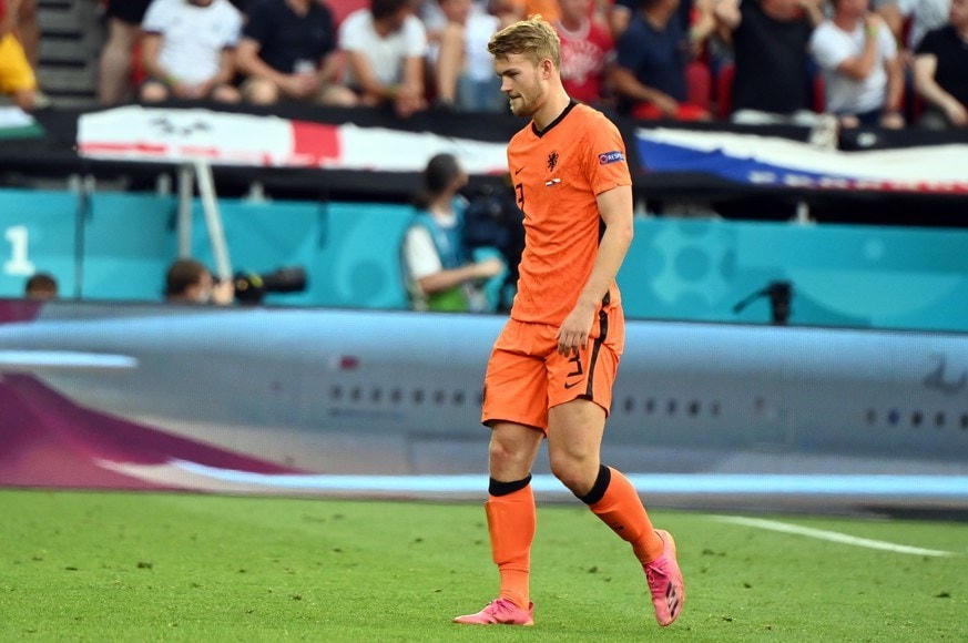 Matthijs de Ligt rời sân với tấm thẻ đỏ bước ngoặt. (Nguồn: AFP/Getty Images).