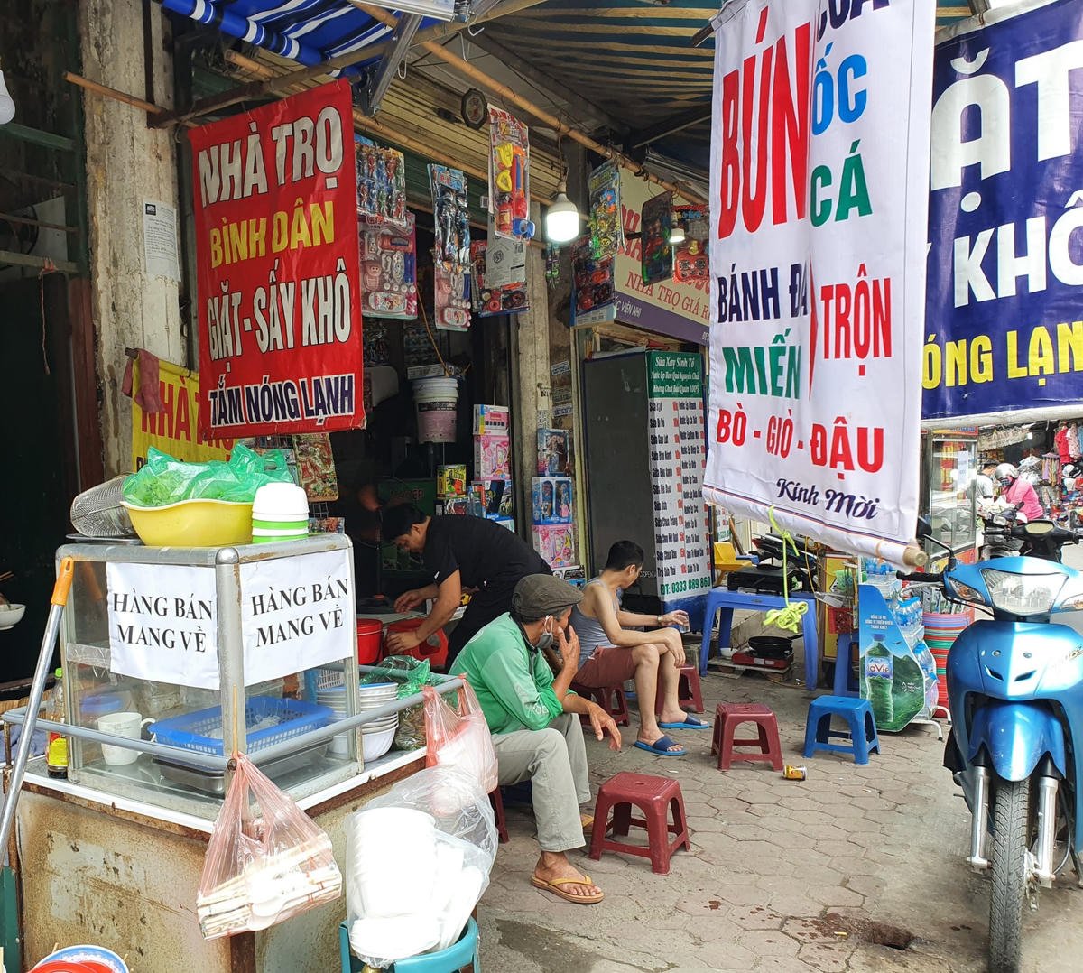 Hàng loạt các quán ăn xung quanh Bệnh viện Nhi Trung ương đều treo biển "bán mang về". Ảnh: Hoàng Chiến.