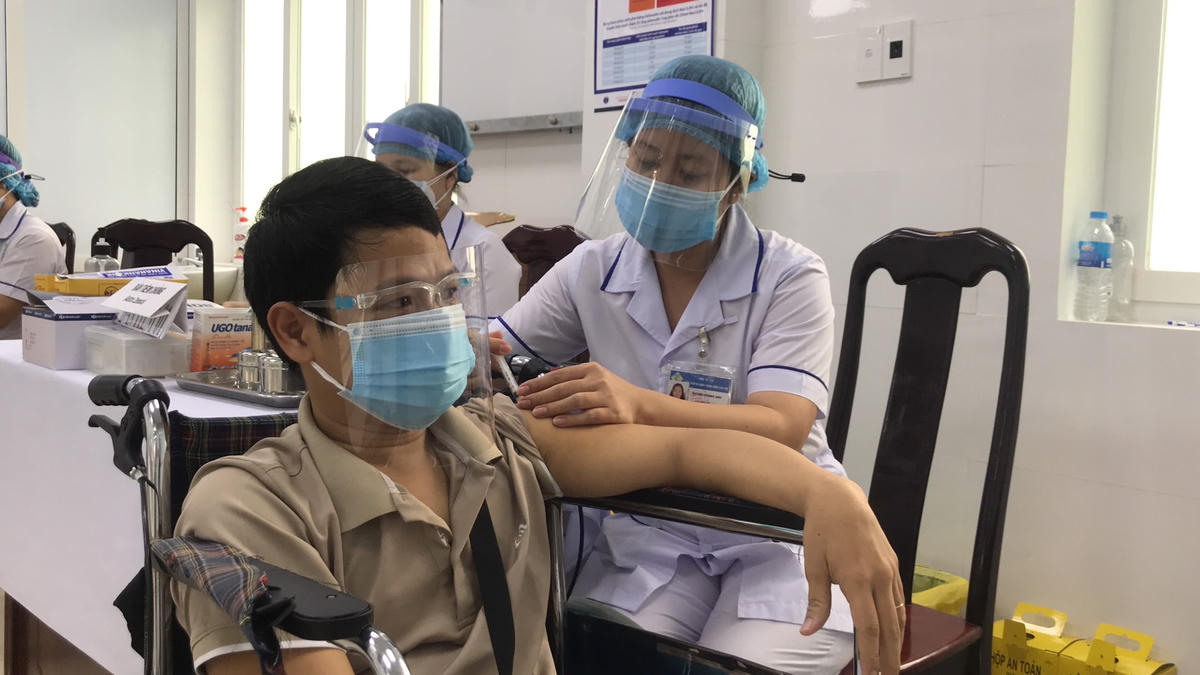 Người khuyết tật TP Cần Thơ được tiêm vaccine. 