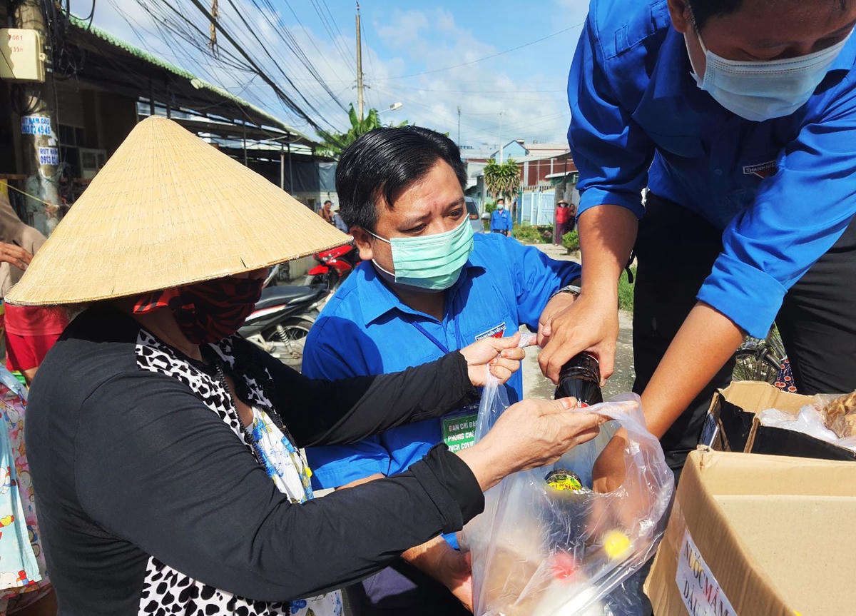 Bí thư Đoàn Thanh Niên tỉnh Bạc Liêu Nguyễn Hoàng Thoại cũng trực tiếp theo xe trao tận tay những món quà cho người dân nghèo.