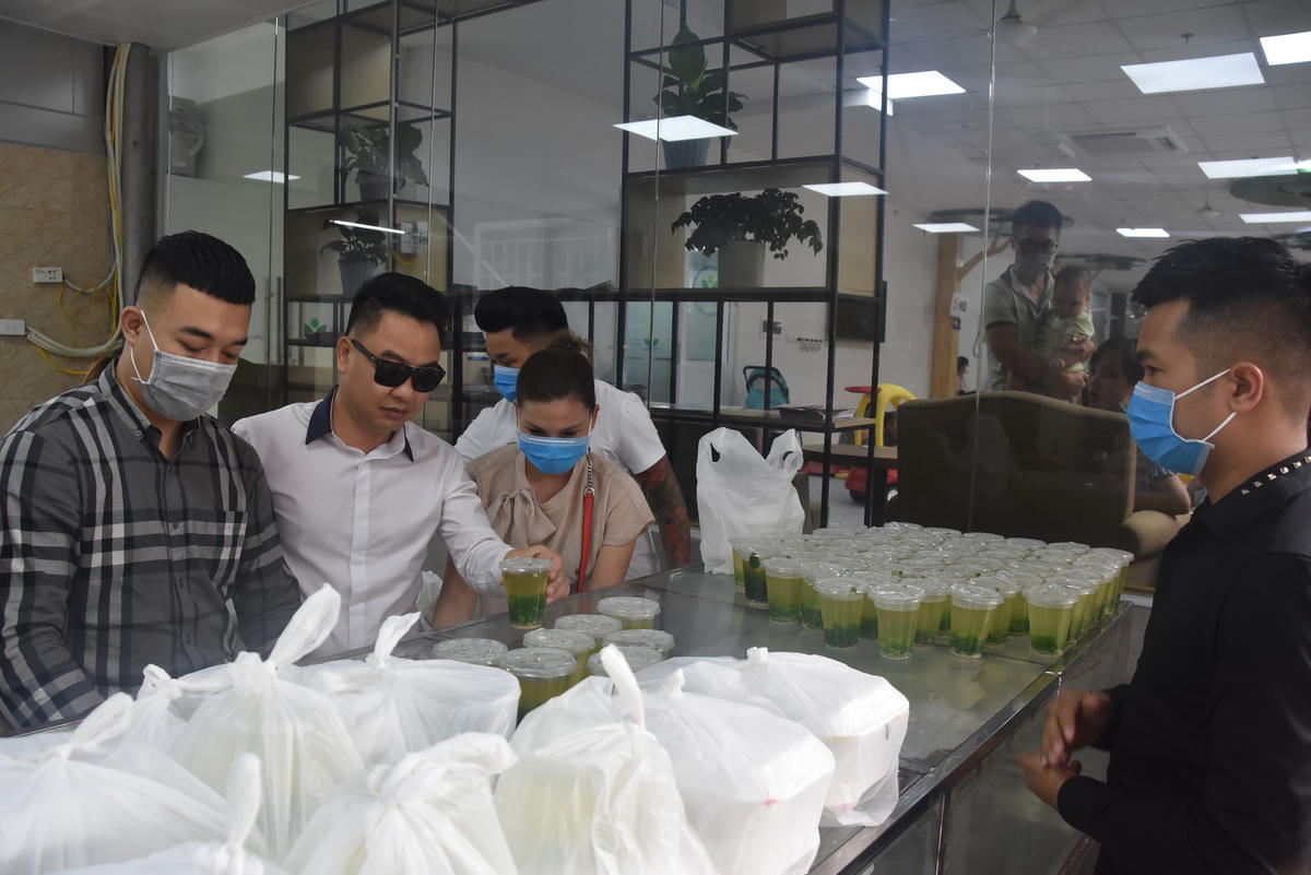 Những suất ăn đã được các thành viên trong nhóm thiện nguyện chuẩn bị từ rất sớm. 