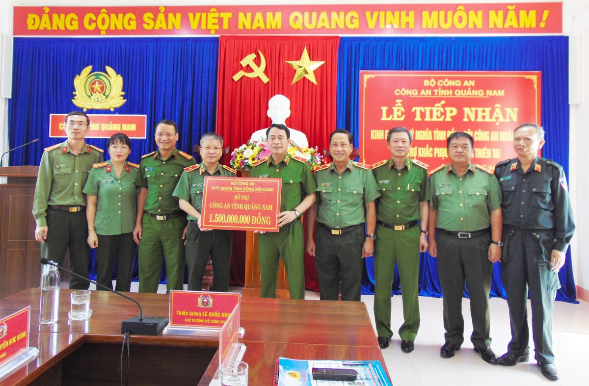 Trao tặng 1,5 tỷ đồng cho Công an tỉnh Quảng Nam.