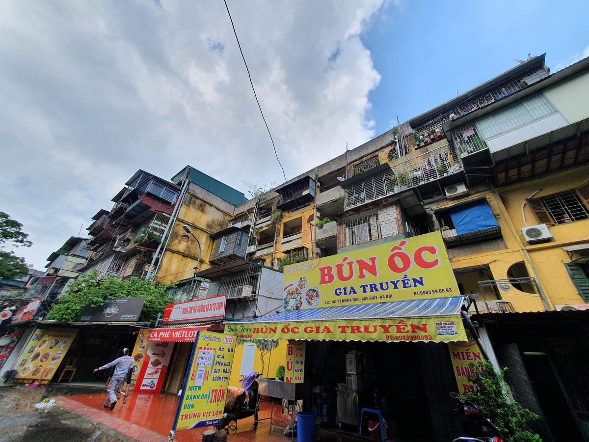 Ngoài 10 chung cư được ưu tiên xây lại, Hà Nội cũng sẽ tổ chức kiểm định một số khu chung cư theo Đề án quy gom tái định cư các chung cư cũ đơn lẻ trên địa bàn quận Hoàn Kiếm, tiến độ hoàn thành vào quý II-2022.
