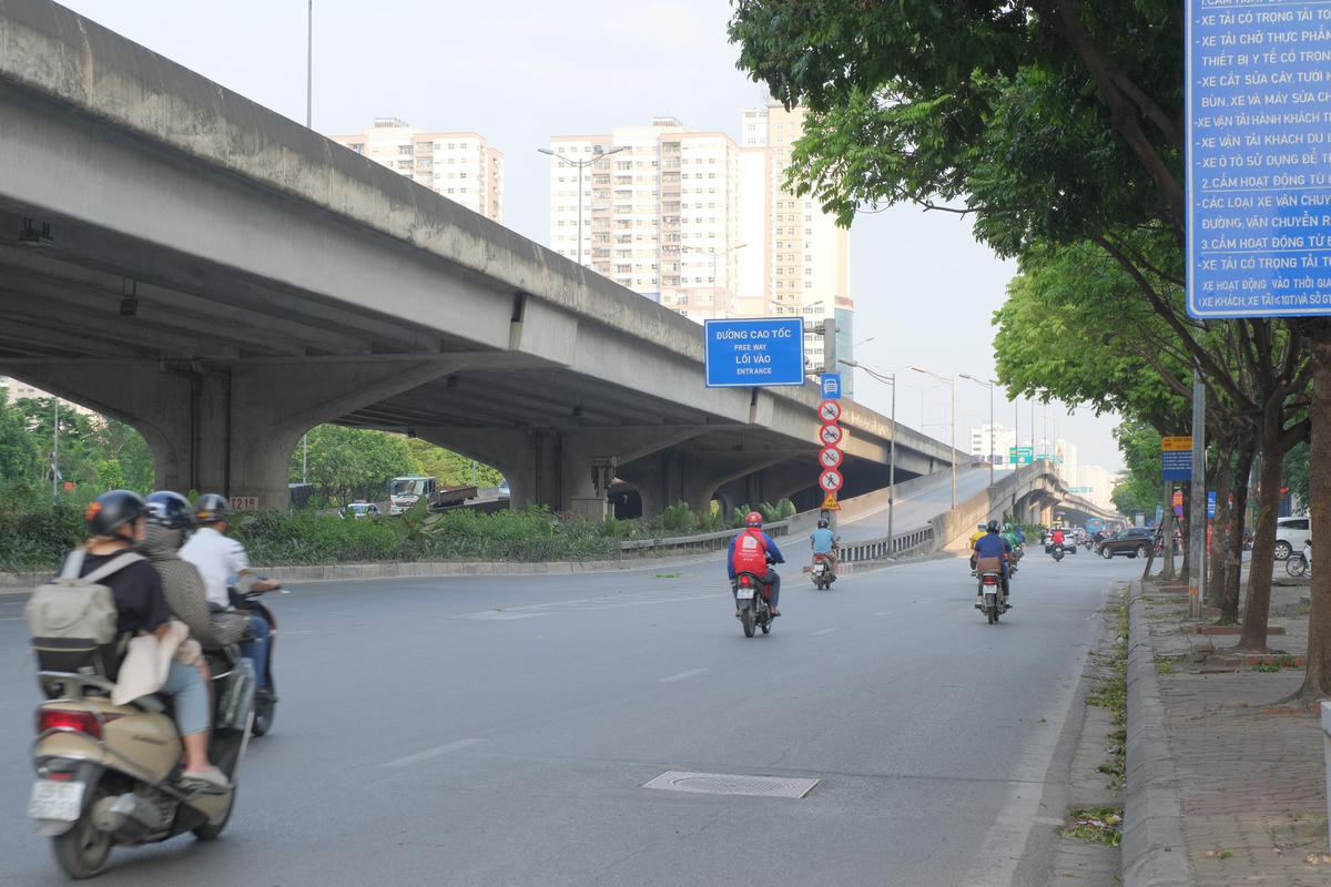 Đường Khuất Duy Tiến - hướng đi Nguyễn Xiển trước kia được coi là “điểm nghẽn”, các phương tiện ùn tắc kéo dài cả cây số vào khung giờ tan tầm thì nay cũng vắng vẻ, thưa thớt người qua lại.