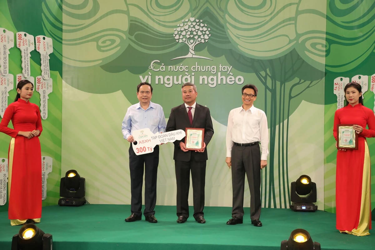 Chủ tịch Trần Thanh Mẫn và Phó Thủ tướng Vũ Đức Đam tiếp nhận ủng hộ từ Tập đoàn Dầu khí Việt Nam.