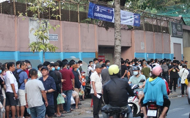 Hàng dài người xếp hàng trước các cổng kiểm soát để chờ được vào sân.  