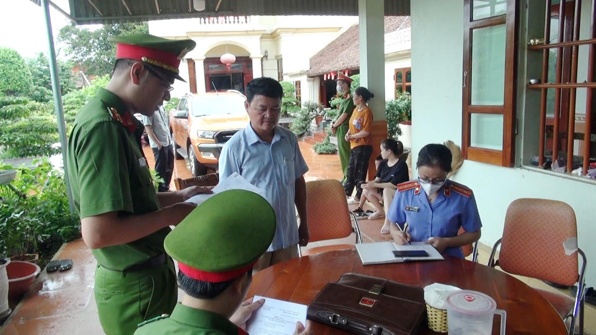 Cơ quan công an đọc lệnh khởi tố bị can tại tư gia ông Lê Xuân Thảo.