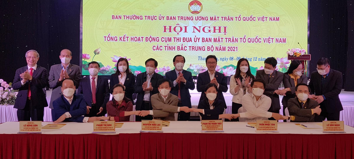 Ông Ngô Sách Thực cùng các đại biểu chứng kiến lễ ký kết giao ước thi đua giữa các đơn vị trong Cụm năm 2022.