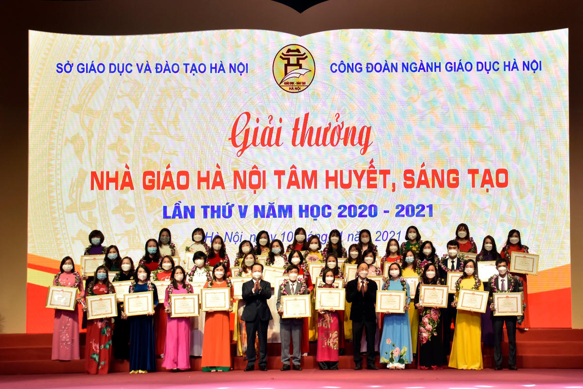 Nhân dịp này, lãnh đạo Sở GDĐT Hà Nội đã trao Giải thưởng “Nhà giáo Hà Nội tâm huyết, sáng tạo” cho 40 thầy, cô giáo.