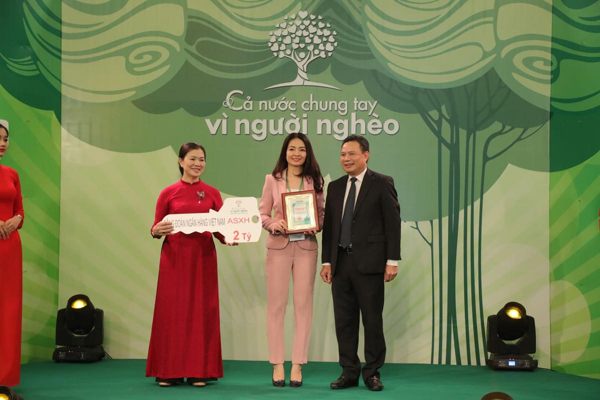 Phó Chủ tịch Trương Thị Ngọc Ánh tiếp nhận ủng hộ từ Công đoàn Ngân hàng Việt Nam.