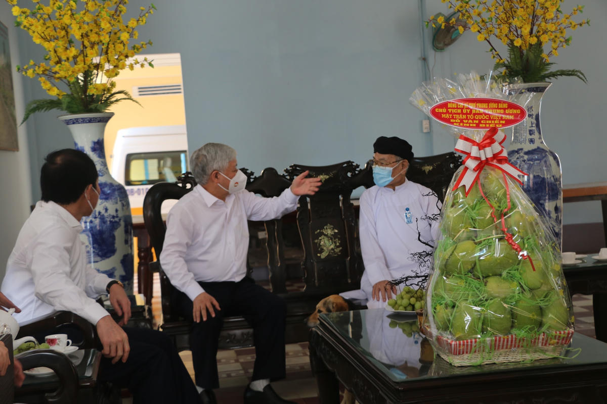 Chủ tịch Đỗ Văn Chiến thăm hỏi Đầu sư Thượng Tám Thanh, Chưởng quản Hội Thánh Cao Đài Tòa thánh Tây Ninh.