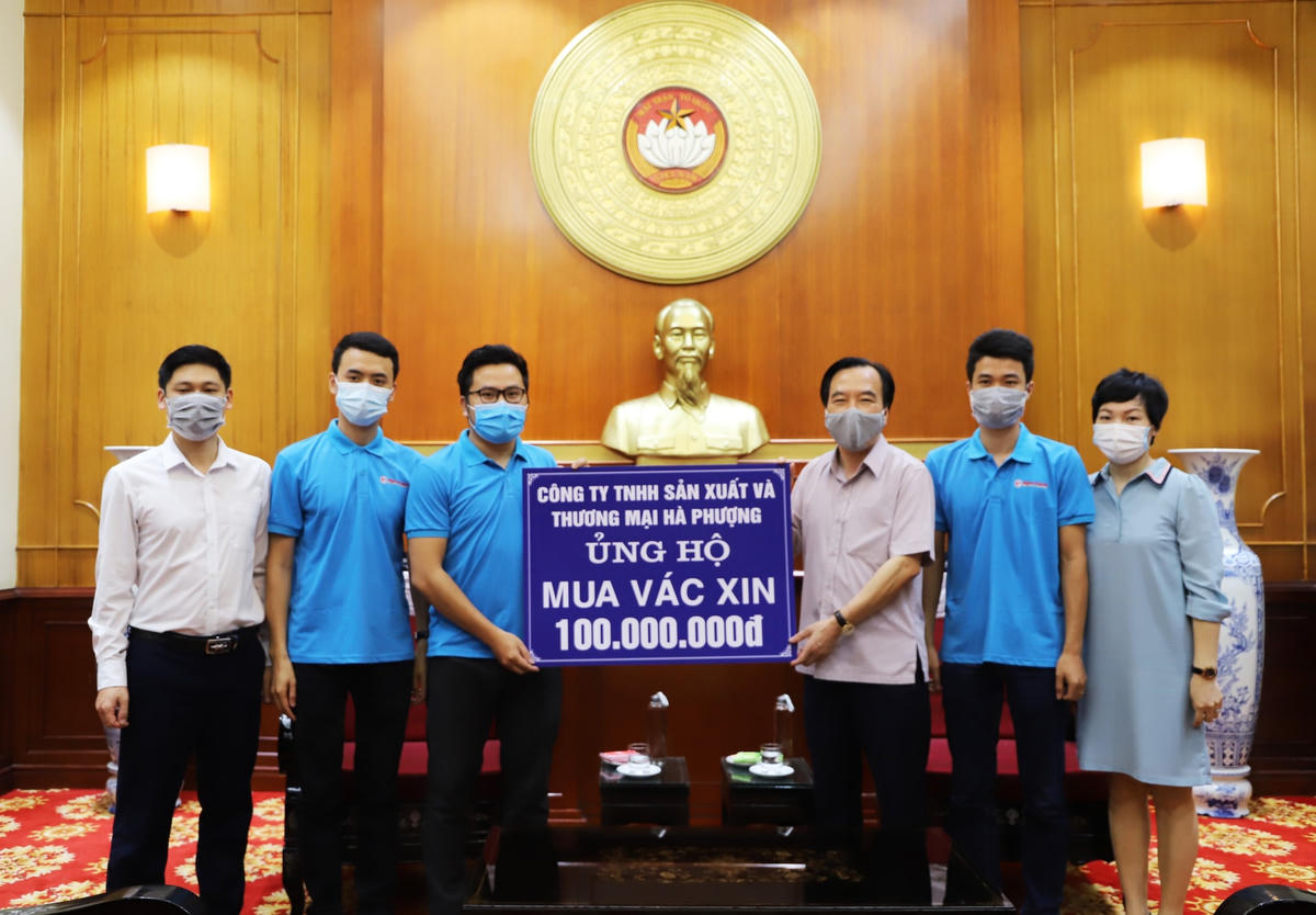 Phó Chủ tịch Ngô Sách Thực tiếp nhận ủng hộ từ Công ty TNHH sản xuất và thương mại Hà Phượng.