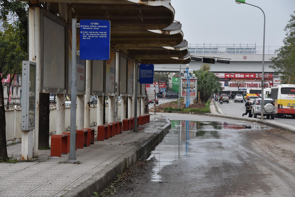 Tại điểm trung chuyển Hoàng Quốc Việt, tình trạng vẳng vẻ cũng diễn ra tương tự.