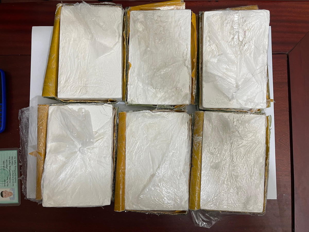 6 bánh heroin đang được đối tượng Miền vận chuyển thuê ra Hà Nội tiêu thụ.