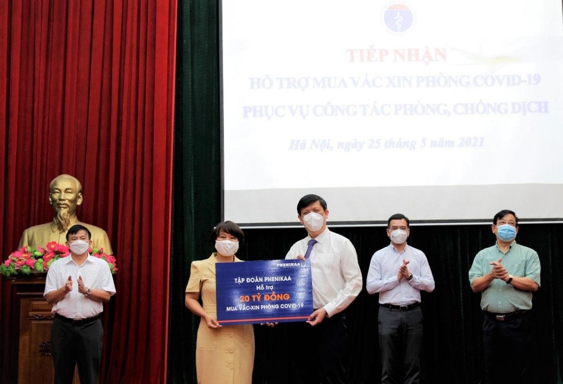 Bà Lê Thị Minh Thảo, Phó Tổng Giám đốc Tập đoàn Phenikaa, trao số tiền 20 tỷ đồng cho Bộ trưởng Bộ Y tế Nguyễn Thanh Long nhằm hỗ trợ Chính phủ trong công tác mua vaccine phòng Covid-19.