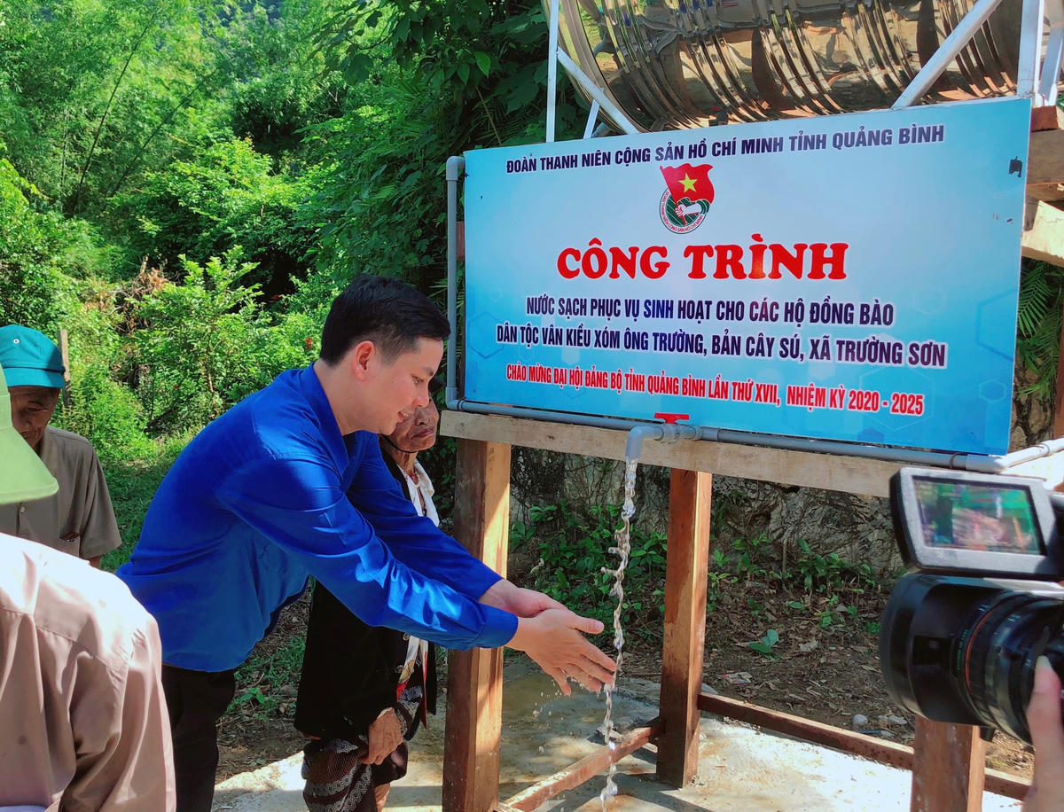 Niềm vui khi có nước sinh hoạt.