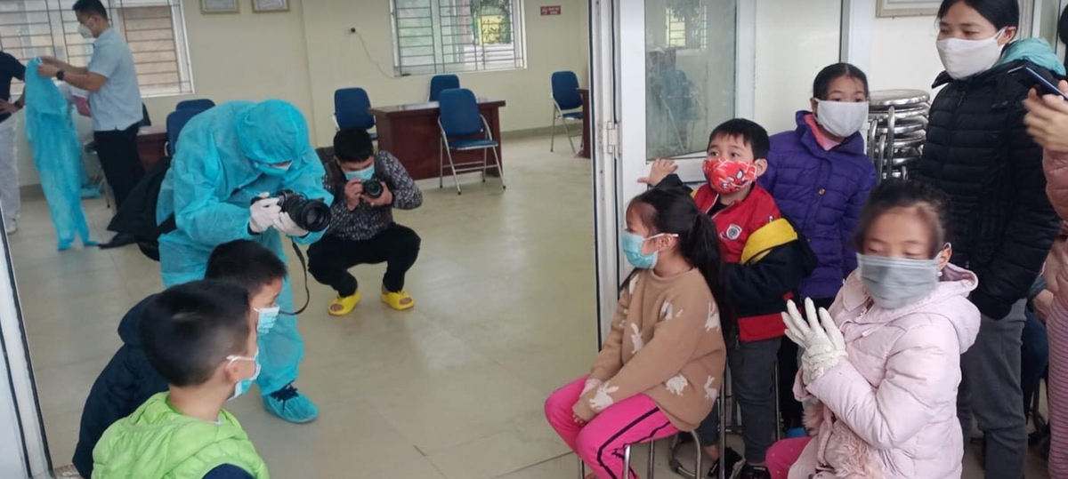 Các học sinh đeo khẩu trang xếp hàng chờ lấy mẫu xét nghiệm. (Nguồn: Ngọc Nga)