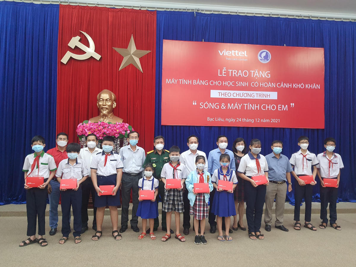 Lãnh đạo tỉnh Bạc Liêu và đại diện Tập đoàn Viettel trao máy tính bảng cho học sinh.