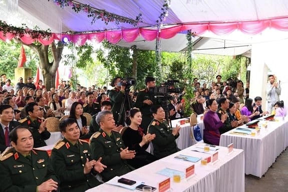 Đại tướng Ngô Xuân Lịch cùng các đại biểu dự ngày hội.