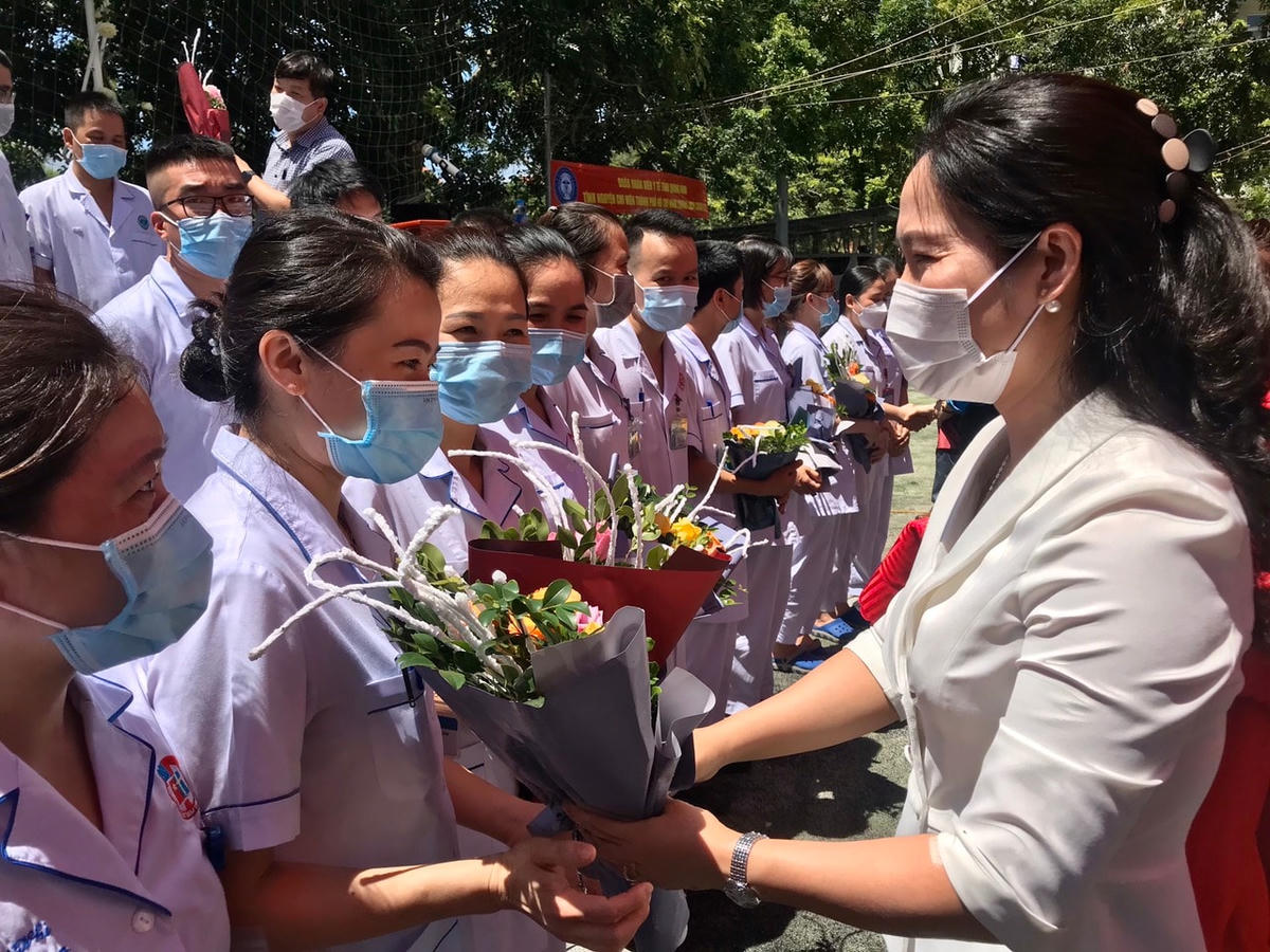 Lãnh đạo tỉnh Quảng ninh và Sở Y tế tặng quà động viên tinh thần các y, bác sĩ.