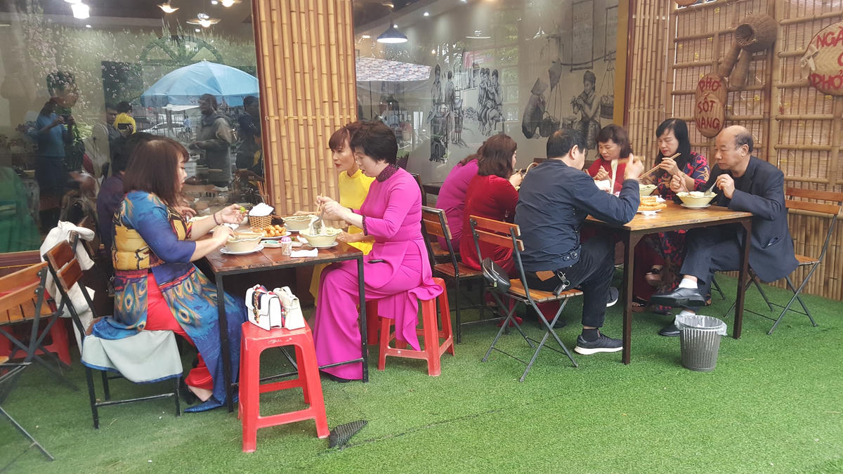 Thưởng thức phở bò Nam Định.