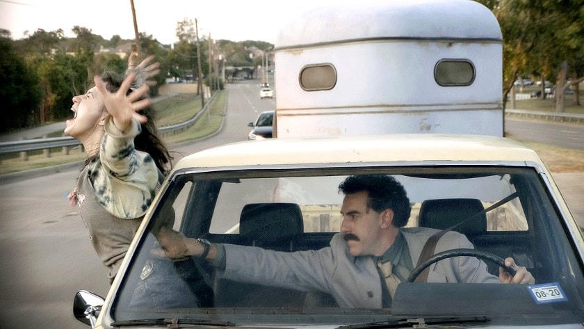 Sacha Baron Cohen và Maria Bakalova trong phim “Borat Subsequent Moviefilm”.  