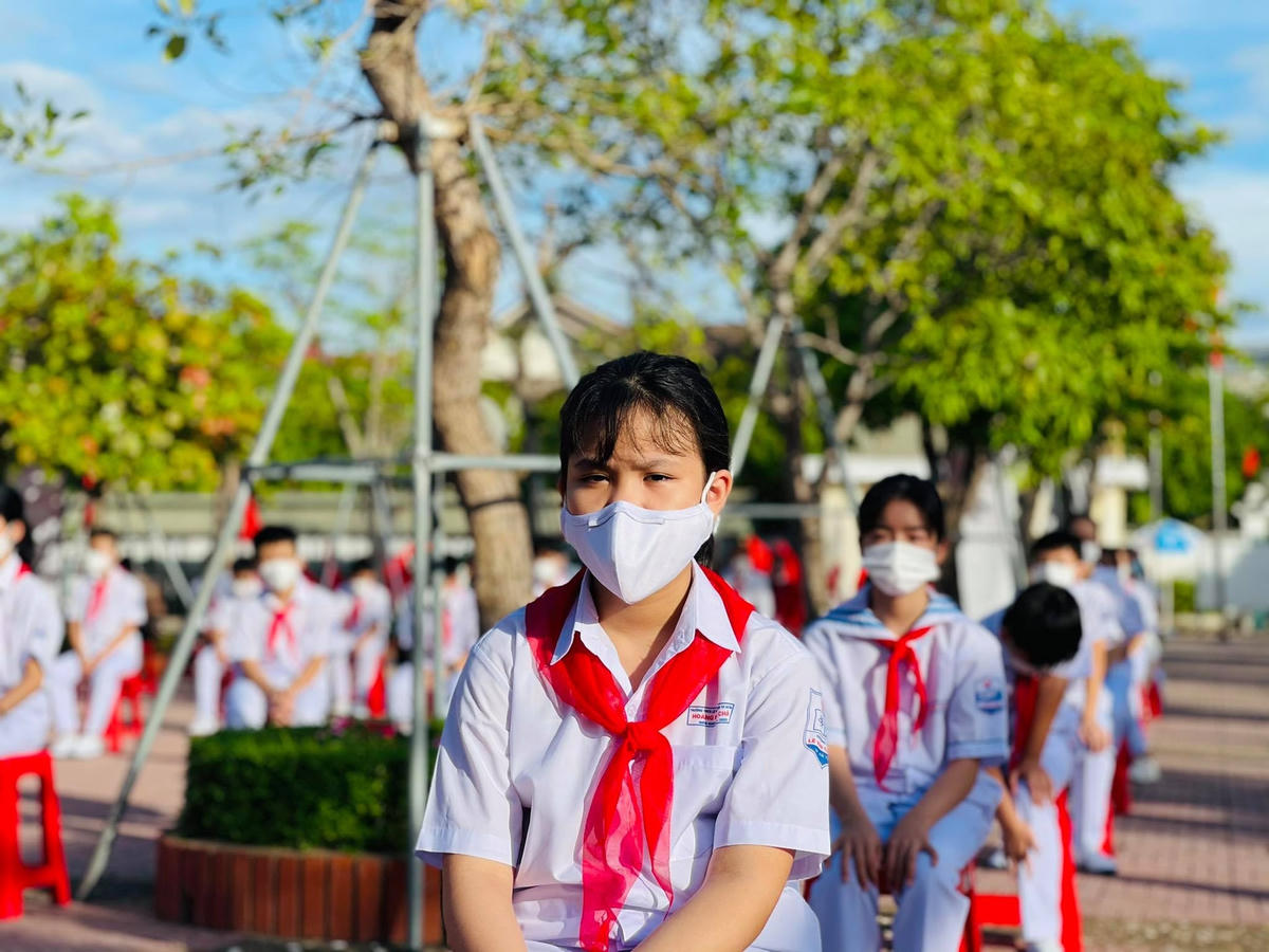 Học sinh Hà Tĩnh nghiêm túc tham gia lễ khai giảng đặc biệt.