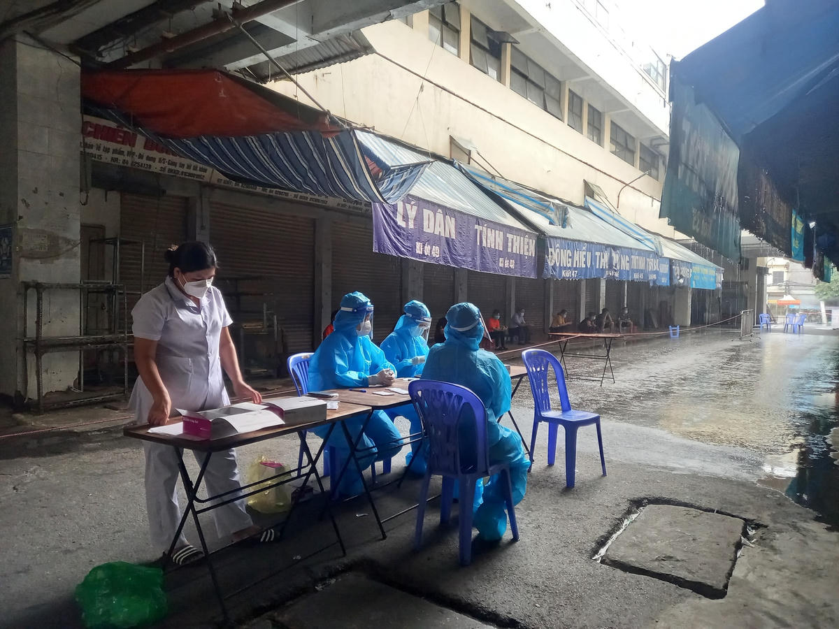 Cũng trong sáng nay, lực lượng y tế tổ chức lấy mẫu xét nghiệm định kỳ cho các tiểu thương của chợ.