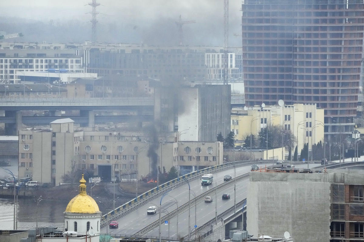 Một toà nhà bốc khói và lửa tại Thủ đô Kiev, Ukraine. Ảnh: Efrem Lukatsky / AP.