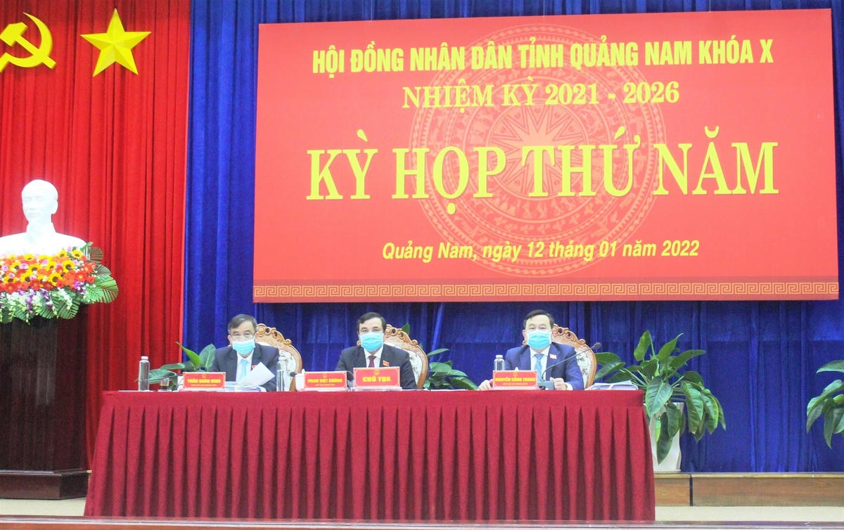 Các lãnh đạo tỉnh Quảng Nam chủ trì kỳ họp thứ 5, HĐND tỉnh khóa X.