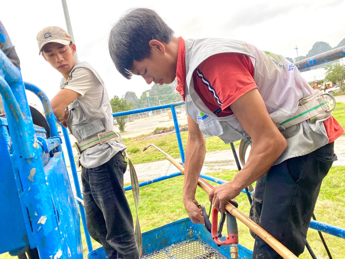 Vòi xịt rửa được buộc cố định chắc chắn vào cây gỗ dài để có thể tiến hành xịt rửa thân “cá heo” thuận tiện hơn.