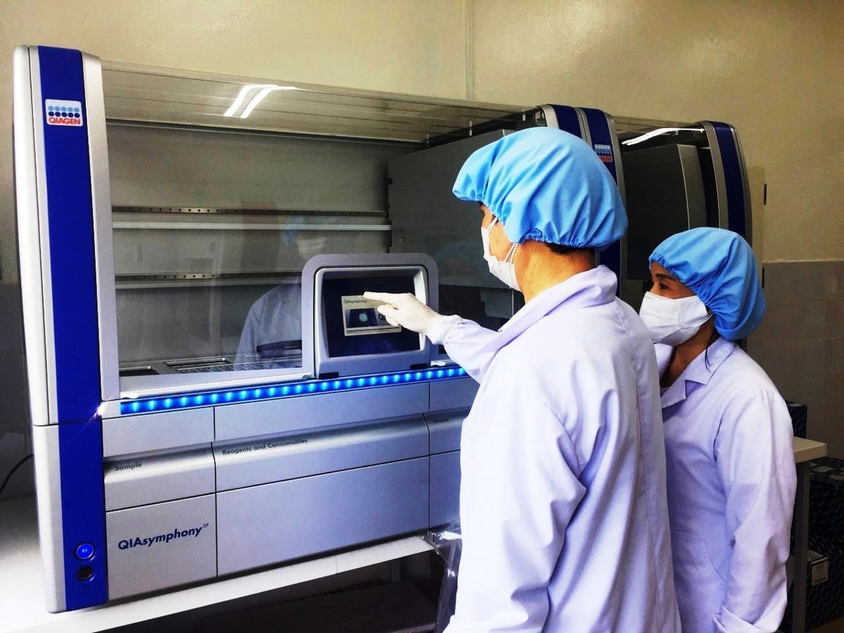 Xét nghiệm bằng hệ thống Realtime PCR tự động ở CDC Quảng Nam.