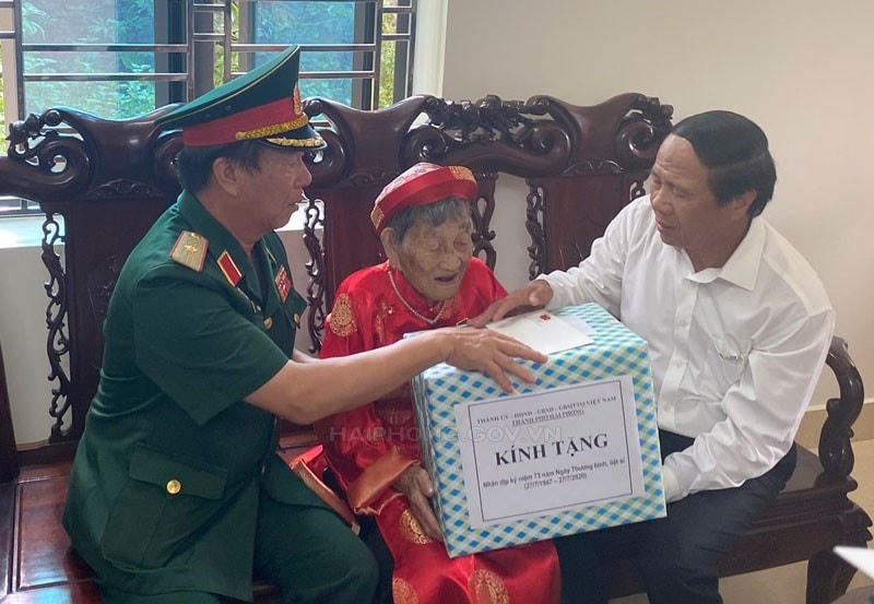 Bí thư, Chủ tịch HĐND TP Hải Phòng Lê Văn Thành chúc tết Người có công với cách mạng