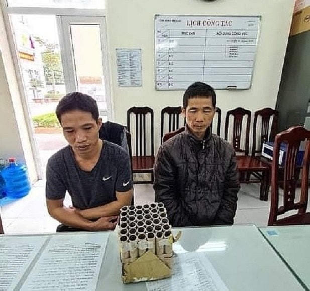 Nông Đức Hòa và Nông Đức Ngọc tại cơ quan Công an.