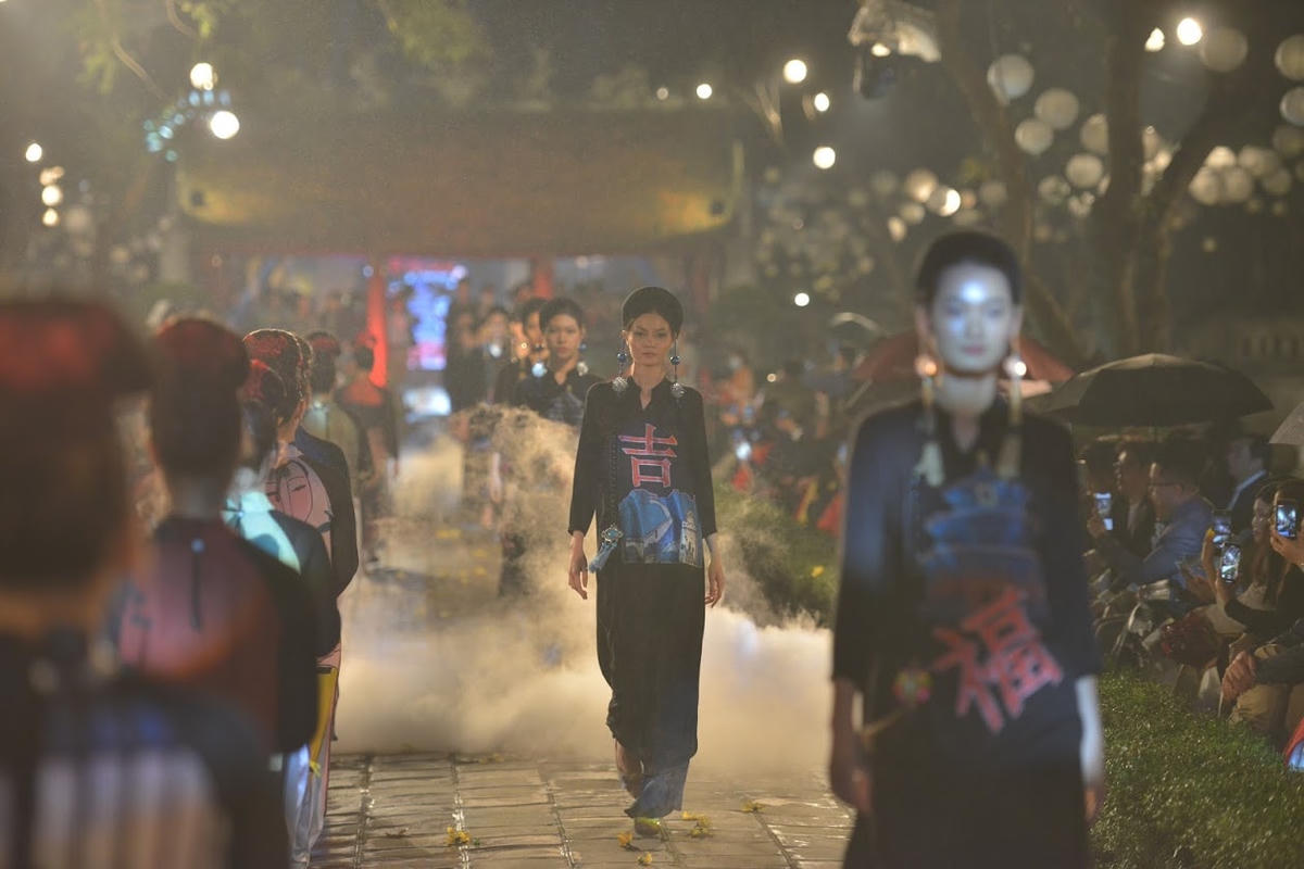 Các nhà thiết kế đã khai thác các yếu tố văn hóa, mỹ thuật của các quốc gia và đưa vào các họa tiết, hoa văn trang trí, các phụ kiện trong trang phục áo dài Việt Nam. Ảnh: Quang Vinh.