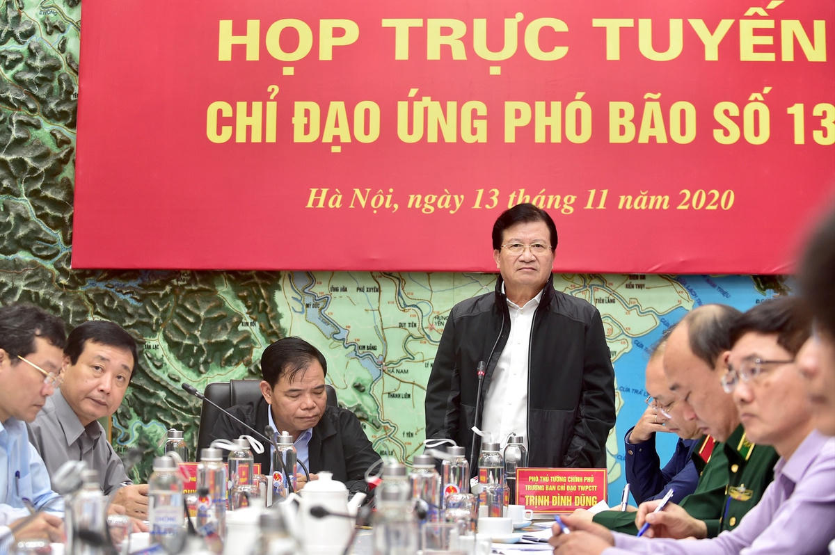 Phó Thủ tướng Trịnh Đình Dũng lưu ý các lực lượng cần chủ động triển khai phương án phòng chống , chằng chống, gia cố bảo vệ nhà cửa. Ảnh: VGP.