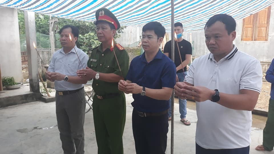 Lãnh đạo huyện Thanh Chương thắp hương, động viên, chia sẻ với các gia đình nạn nhân.