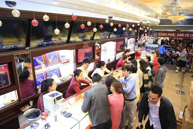 Giao dịch vàng tại doanh nghiệp. (Ảnh: Vietnam+).