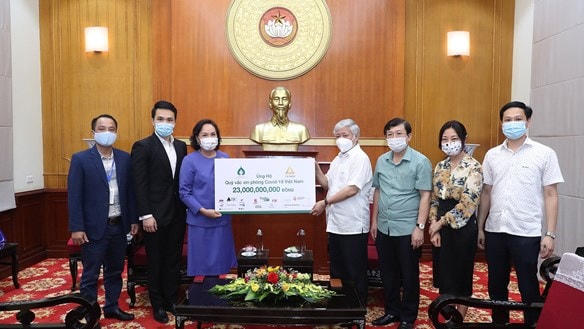 Chủ tịch Đỗ Văn Chiến tiếp nhận ủng hộ từ Tập đoàn TCC.