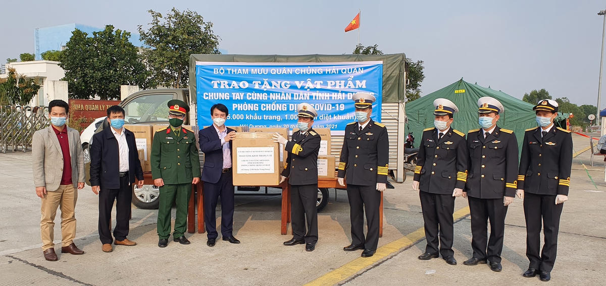 Đại diện Ủy ban MTTQ Việt Nam tỉnh Hải Dương tiếp nhận vật phẩm ủng hộ phòng chống dịch Covid-19 từ Bộ Tham mưu Quân chủng Hải quân. Ảnh: Đoàn Thành Nam.