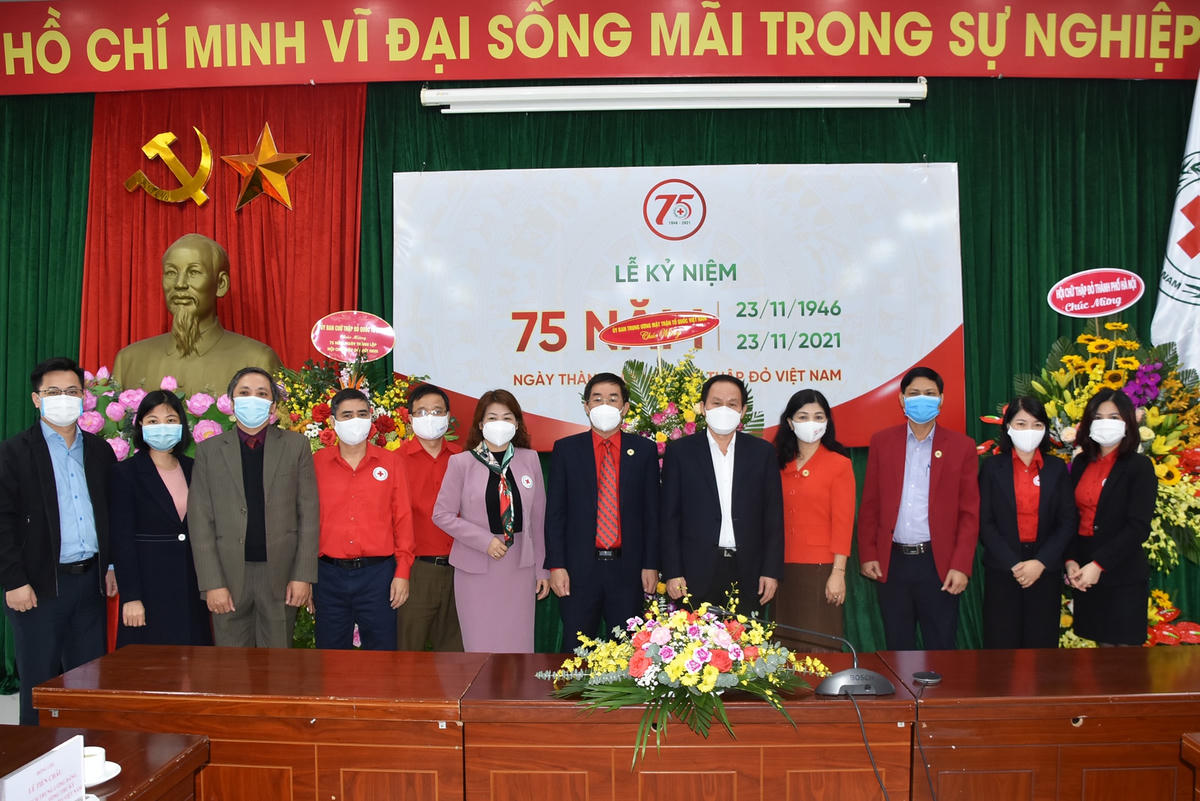 Phó Chủ tịch – Tổng Thư ký UBTƯ MTTQ Việt Nam Lê Tiến Châu tặng hoa chúc mừng Hội Chữ thập đỏ Việt Nam.