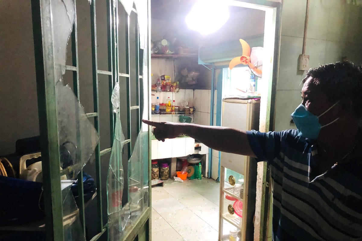 Cửa kính nhà ông K. bị đập vỡ (Ảnh: A.X).