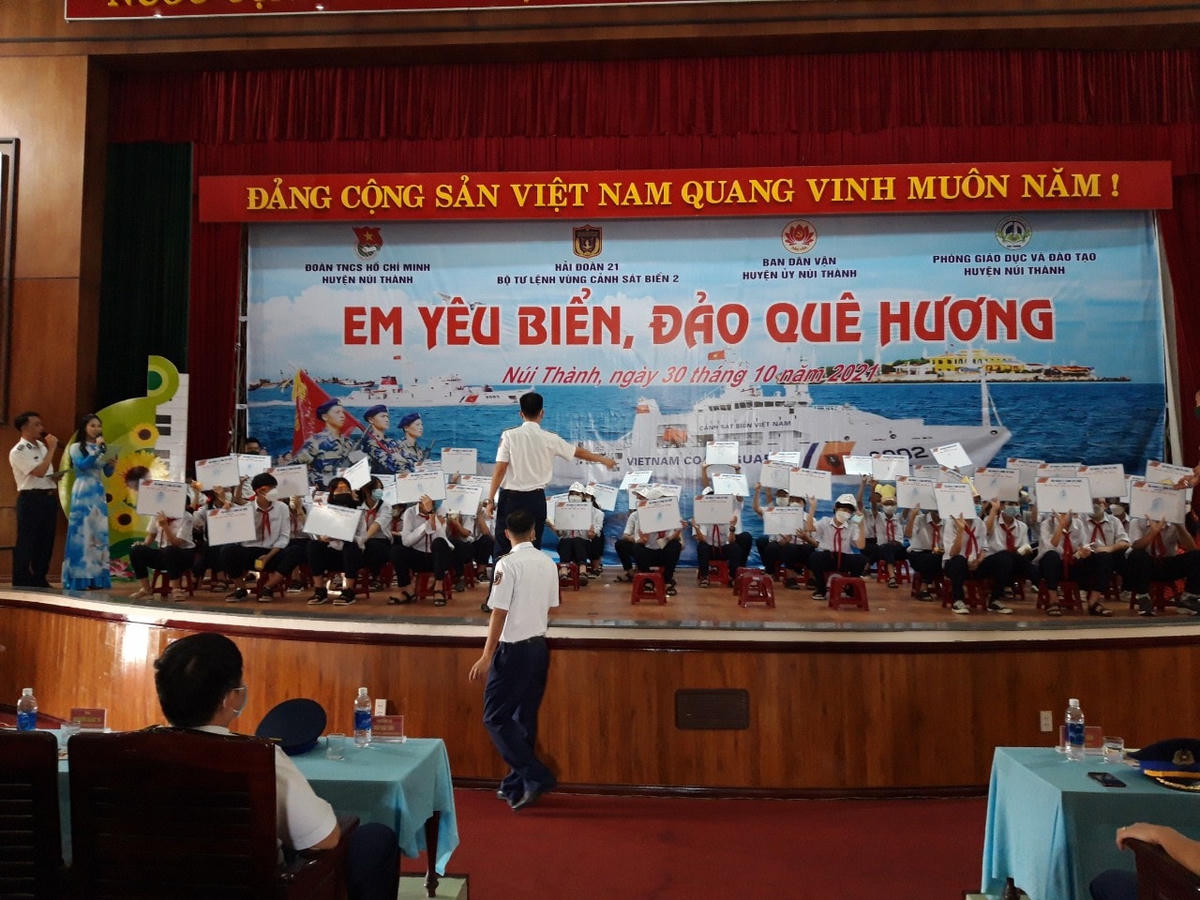 Quang cảnh các em tham gia hội thi “Em yêu biển đảo quê hương”.