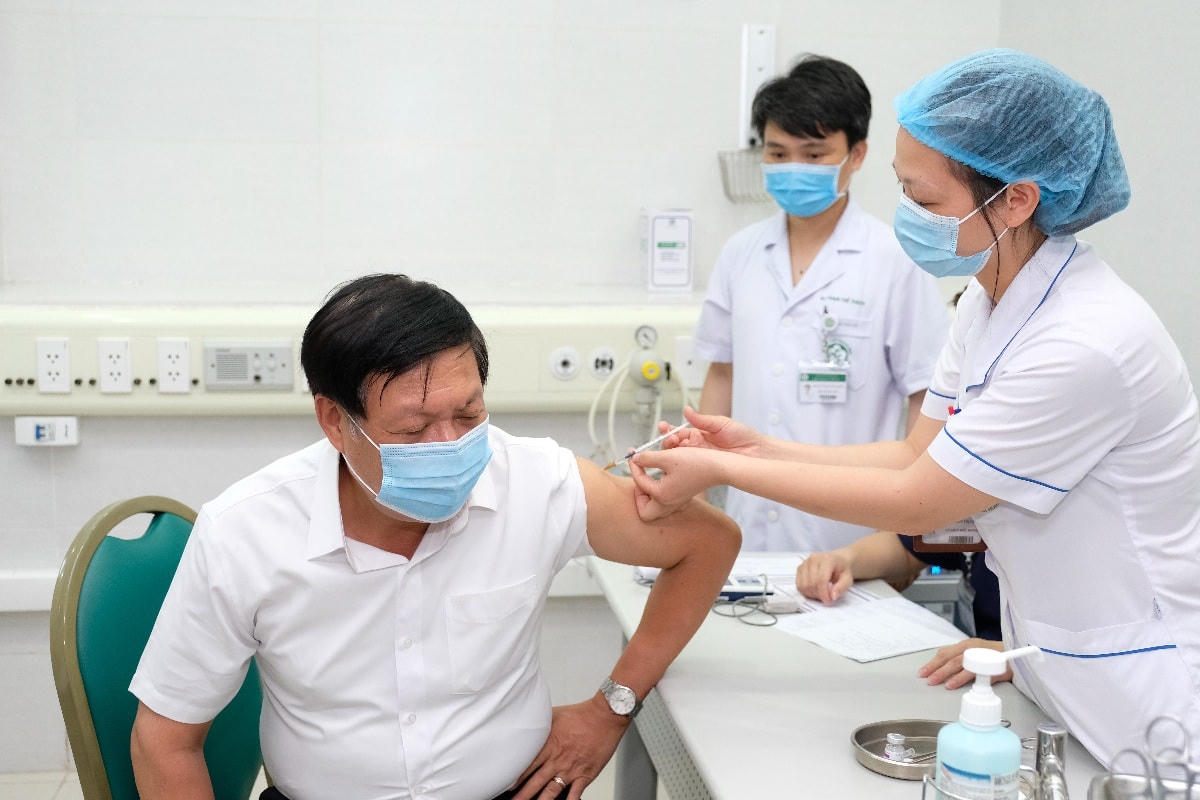 Thứ trưởng Bộ Y tế Đỗ Xuân Tuyên tiêm chủng vaccine phòng Covid-19 sáng ngày 6/5 tại BV Bạch Mai. Ảnh: SKĐS.